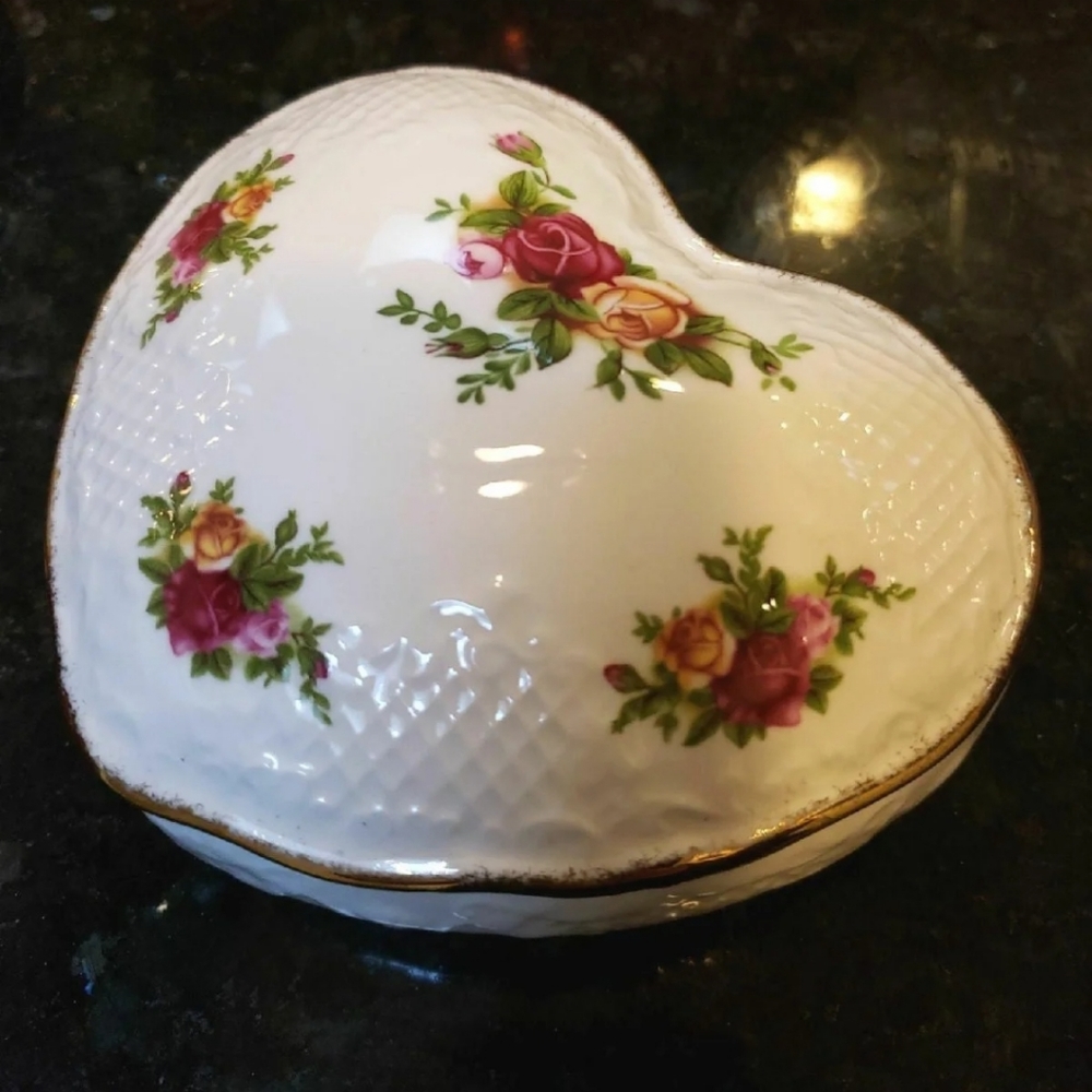 Royal Albert heart ❤ box